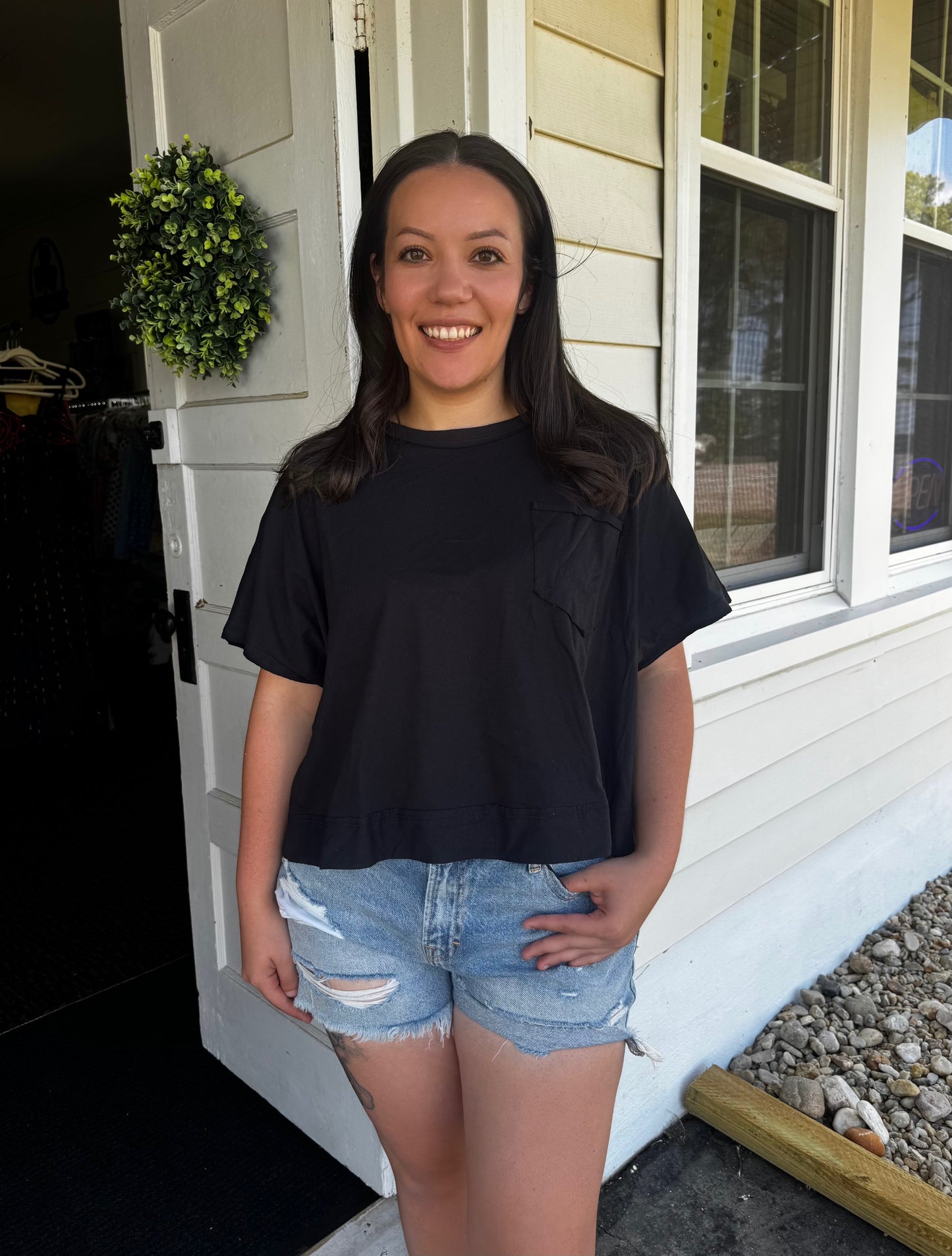 EASY DAYS TEE IN BLACK
