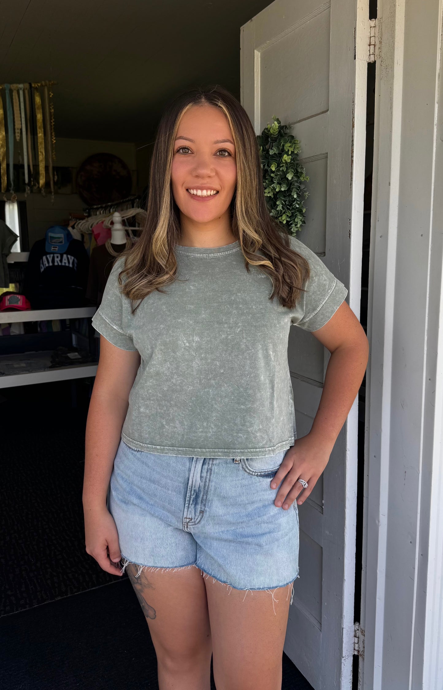 WEEKEND WASH TEE IN OLIVE
