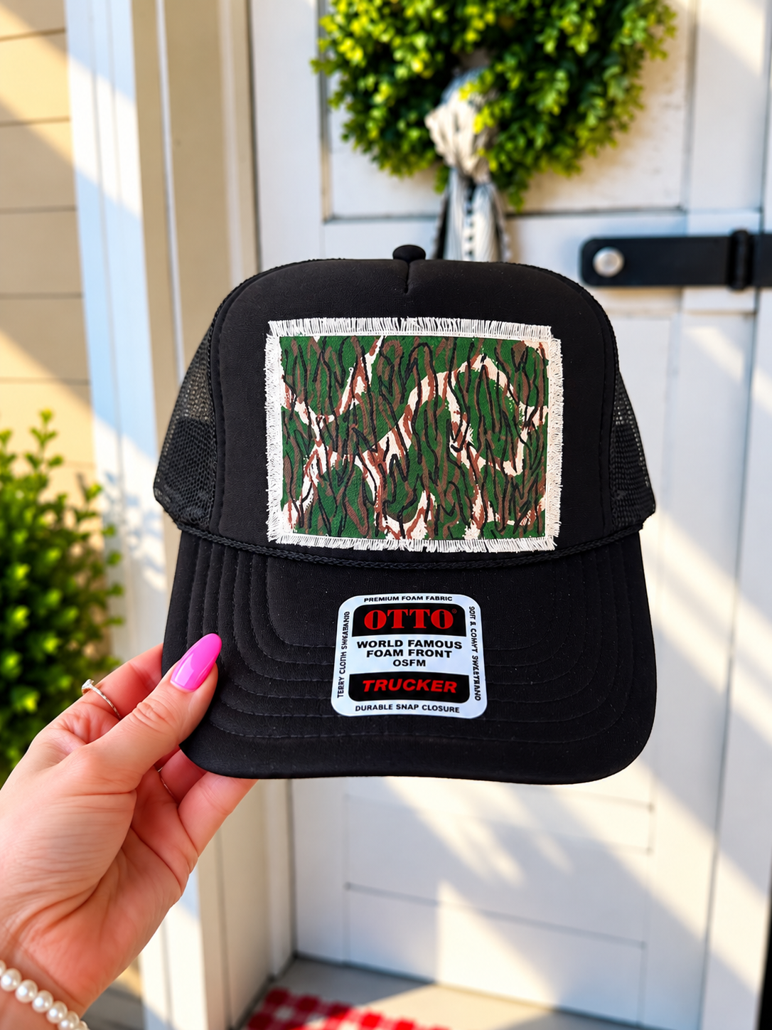 BLACK ABSTRACT CAMO TRUCKER HAT