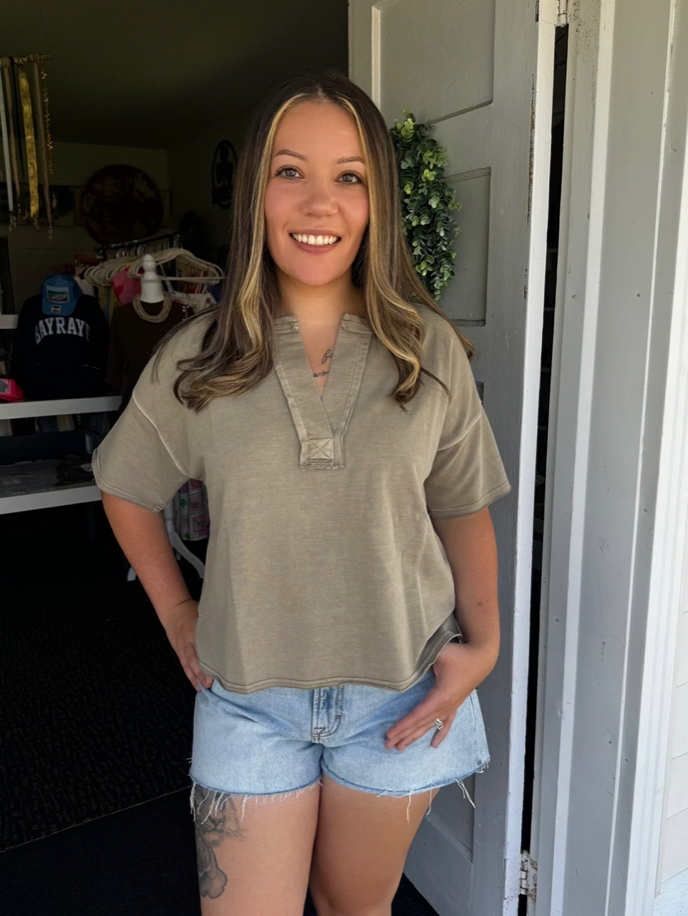 WEEKEND V-NECK TEE IN KHAKI