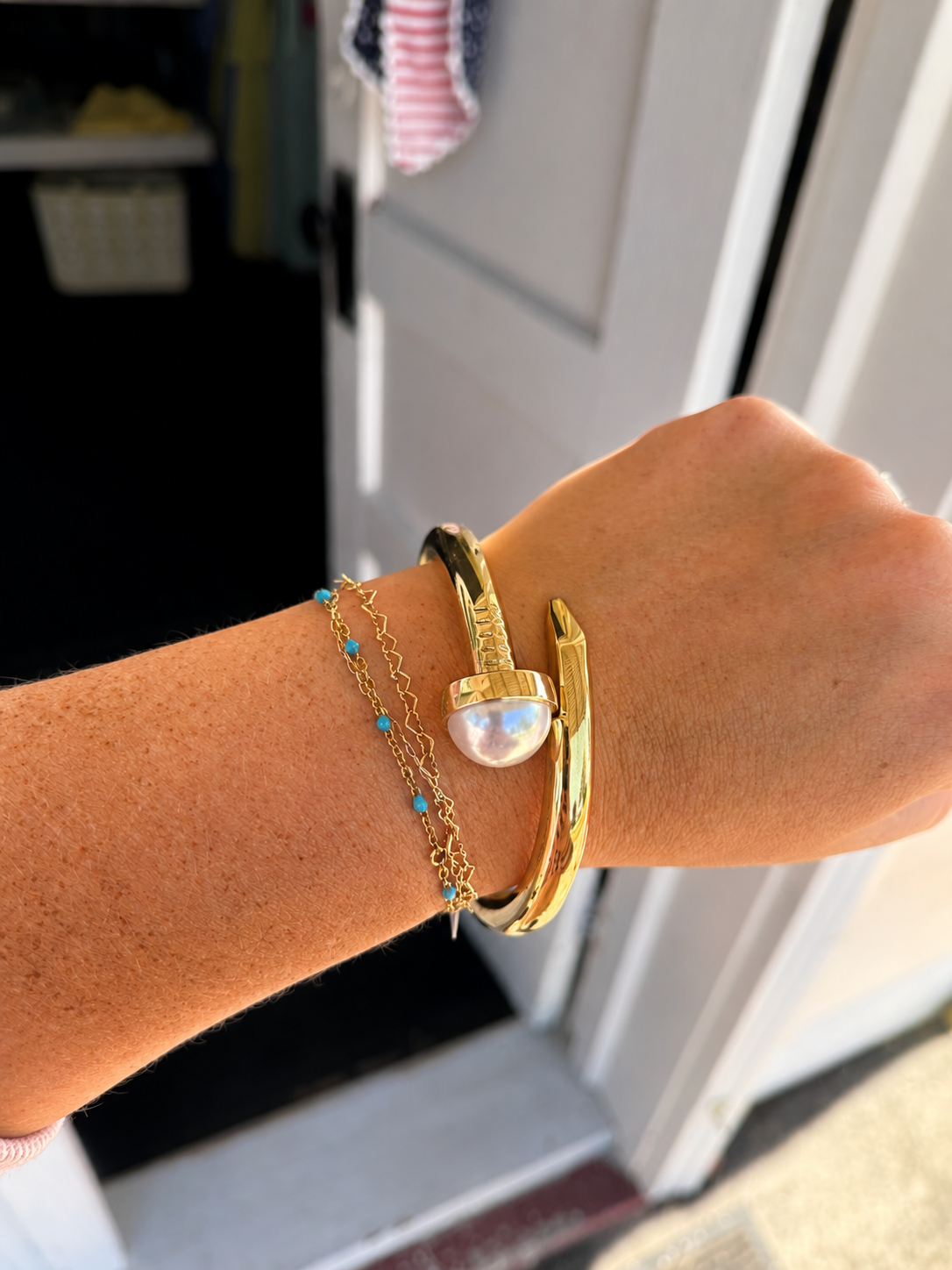 GOLD HINGED PEARL BRACELET