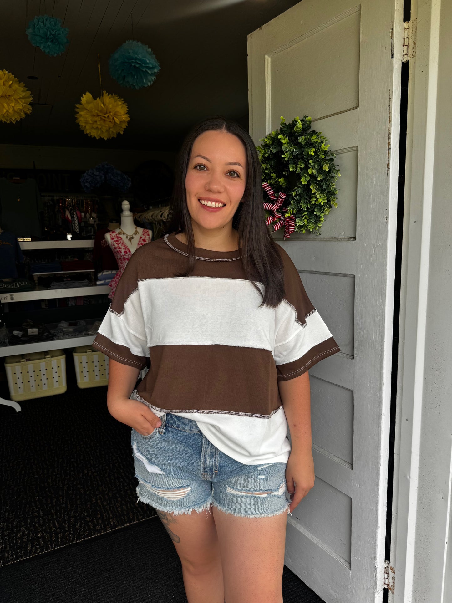 STRIPE STAPLE TOP IN BROWN