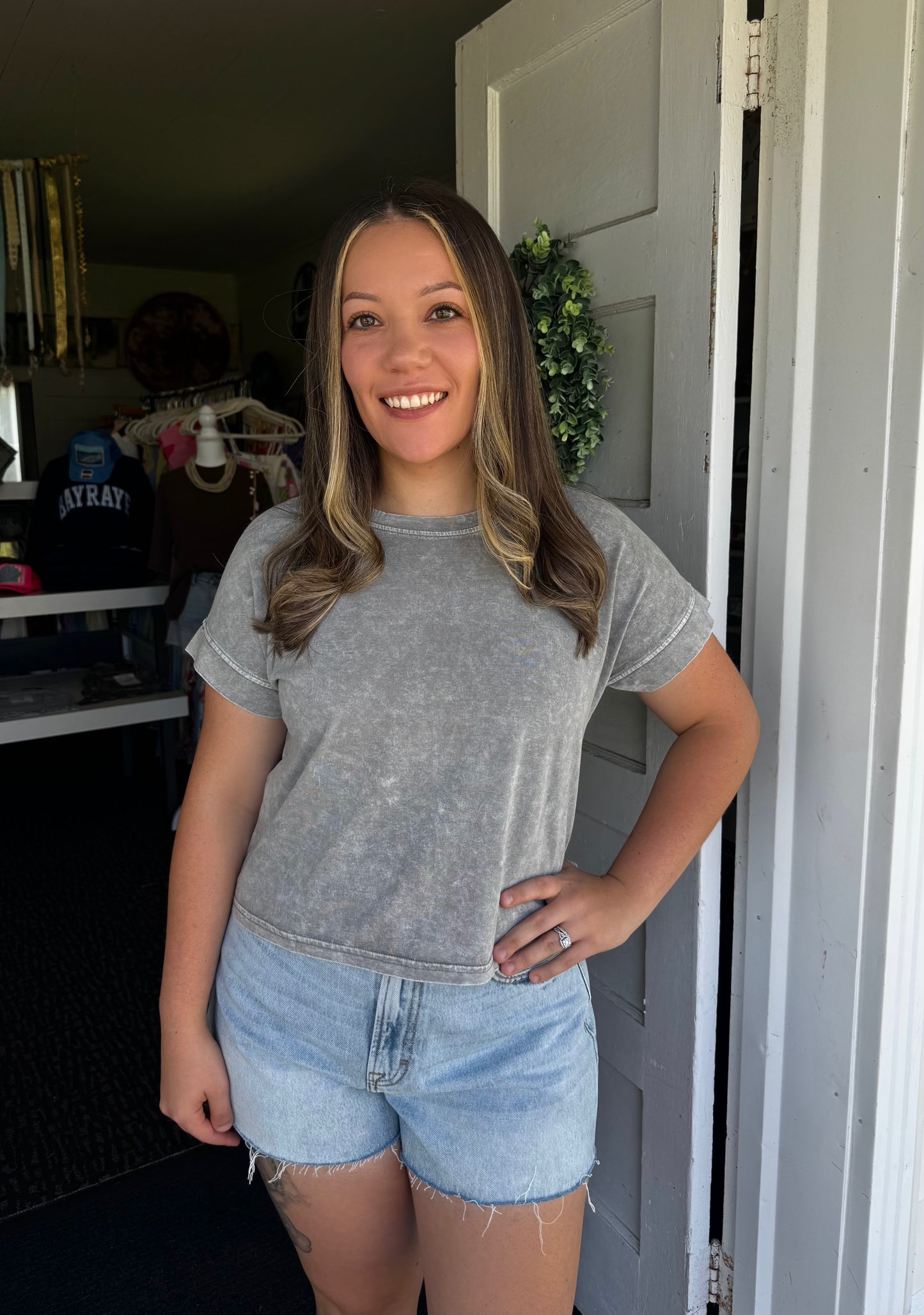 WEEKEND WASH TEE IN GREY