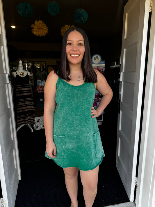 THROW & GO DRESS IN FOREST GREEN