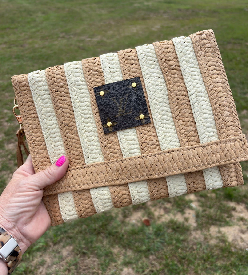 UPCYCLED STRAW WRISTLET/CROSSBODY IN BEIGE