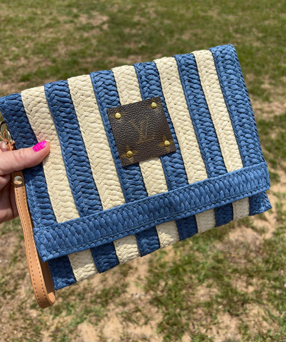 UPCYCLED STRAW WRISTLET/CROSSBODY IN BLUE