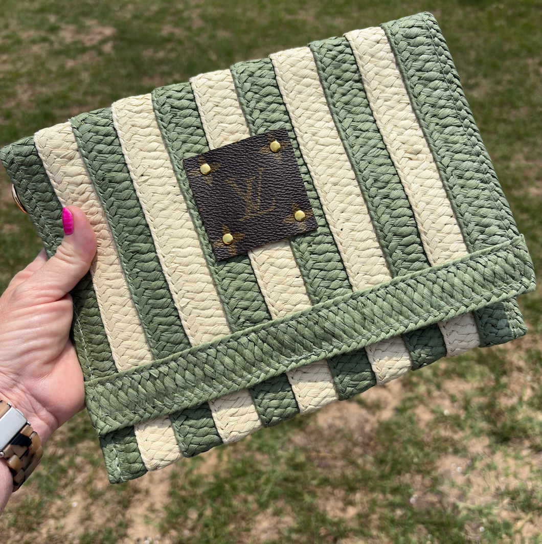 UPCYCLED STRAW WRISTLET/CROSSBODY IN MOSS GREEN